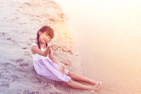 Asiatico ragazza giocare su il spiaggia — Foto Stock