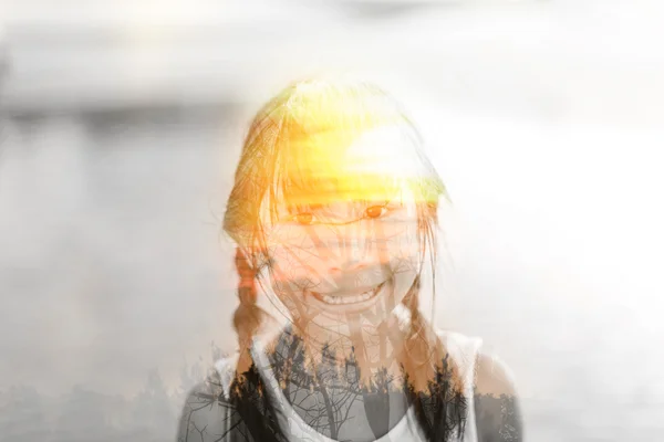 太陽の光とアジアの女の子. — ストック写真