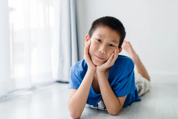 Asyalı çocuk katta. — Stok fotoğraf