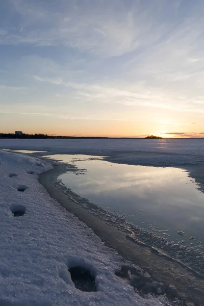Winter zonsopgang met voetstappen — Stockfoto