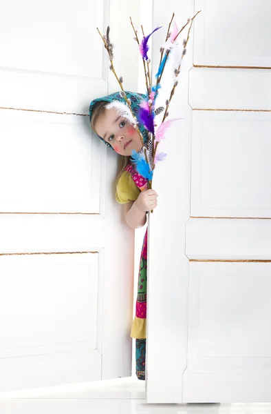 Kleines Mädchen als traditionelle finnische Osterhexe verkleidet Stockbild
