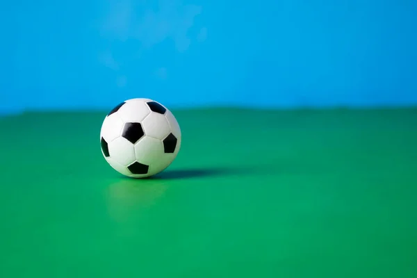 Ballon Football Sur Une Surface Verte Avec Fond Bleu Arrière Images De Stock Libres De Droits