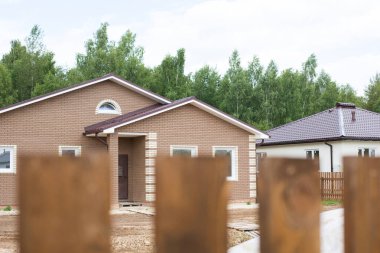 Kulübenin arka planında tahta çit var. Köydeki bir evin penceresinden bak. Taşraya taşınmak, bina, ipotek, kira ve emlak satın almak. Cottagecore 'da. Boşluğu kopyala