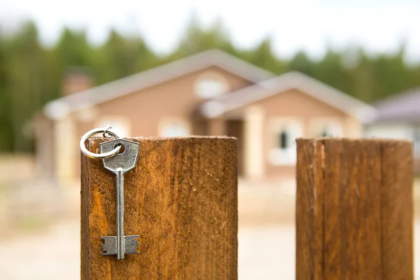 Der Schlüssel Zum Haus Hängt Zaun Hintergrund Der Hütte Traum — Stockfoto