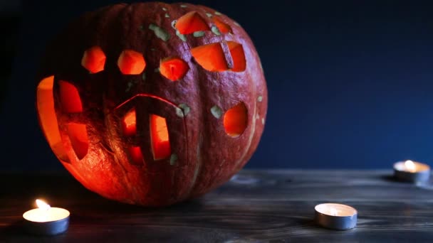 Spooky Jack Formet Græskar Til Halloween Med Udklippede Øjne Vinduer – Stock-video