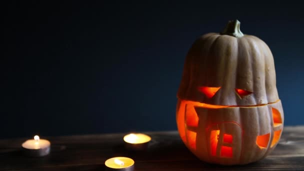 Strašidelná Dýně Tvaru Jacka Halloween Vyříznutýma Očima Okny Dveřmi Blikající — Stock video
