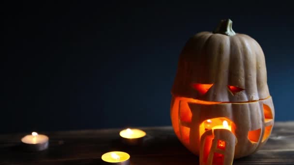 Spookachtige Jack Vormige Pompoen Voor Halloween Met Uitgesneden Ogen Ramen — Stockvideo
