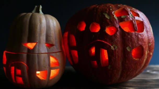 Läskig Jack Formad Pumpa För Halloween Med Utskurna Ögon Fönster — Stockvideo