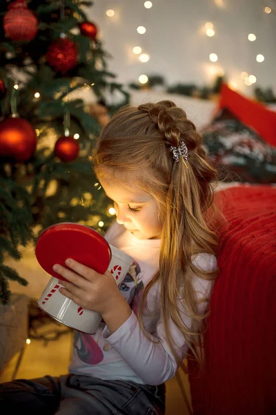 Una Bambina Con Lunghi Capelli Biondi Aperto Una Scatola Regalo — Foto Stock