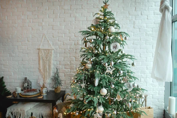 Interior Natal Estilo Loft Escandinavo Concreto Cinza Decoração Madeira Lâmpadas — Fotografia de Stock