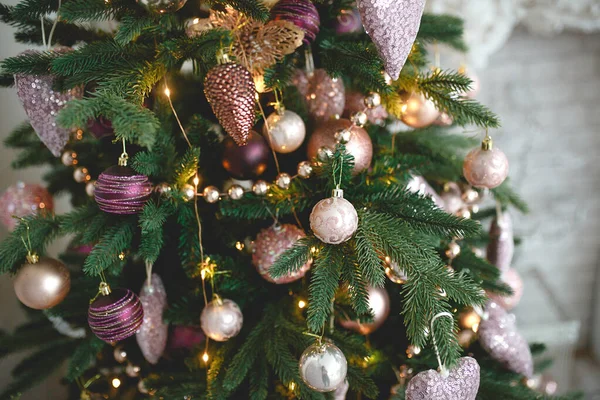 Adornos Navidad Primer Plano Abeto Juguetes Conos Guirnaldas Con Luces —  Fotos de Stock