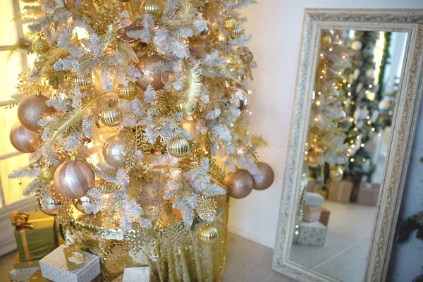 Зеркале Отражена Рождественская Елка Золотым Декором Новый Год Украшение Дома — стоковое фото