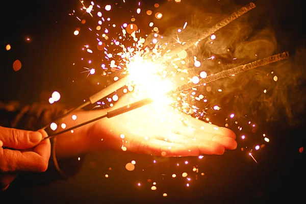 Chispas Luz Los Bengalas Oscuridad Palma Una Persona Magia Navideña —  Fotos de Stock