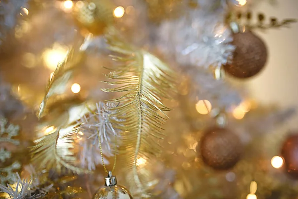 モミの木のクローズアップでのクリスマスの装飾 おもちゃ コーン 照明付きのガーランド ボール ビーズ 新年お祝いの背景 — ストック写真