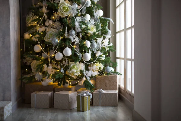 Caixa Presente Embalagem Ouro Arco Prata Sob Árvore Natal Com — Fotografia de Stock