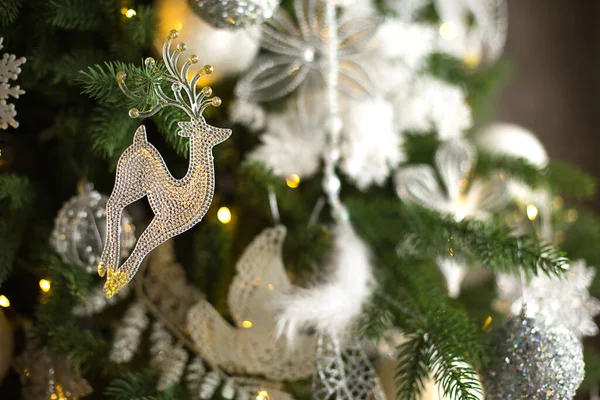 Cerf Verre Transparent Pendentif Sur Arbre Noël Avec Guirlandes Lumières — Photo