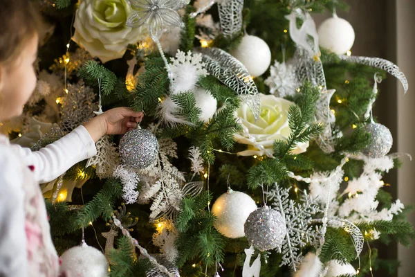 Uma Menina Alcança Brinquedo Árvore Natal Com Mão Decoração Natal — Fotografia de Stock