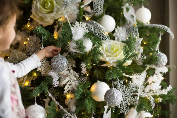 Une Petite Fille Attrape Jouet Arbre Noël Avec Main Décor — Photo