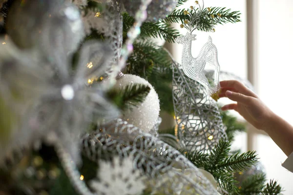 Прозрачный Стеклянный Кулон Оленя Елке Гирлянными Огнями Белый Рождественский Декор — стоковое фото