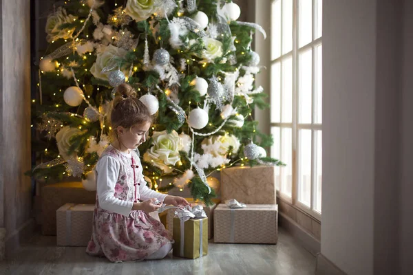 Petite Fille Belle Robe Est Assis Sous Arbre Noël Avec — Photo
