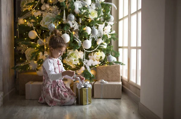 Bambina Bellissimo Vestito Seduto Sotto Albero Natale Con Scatola Regalo — Foto Stock