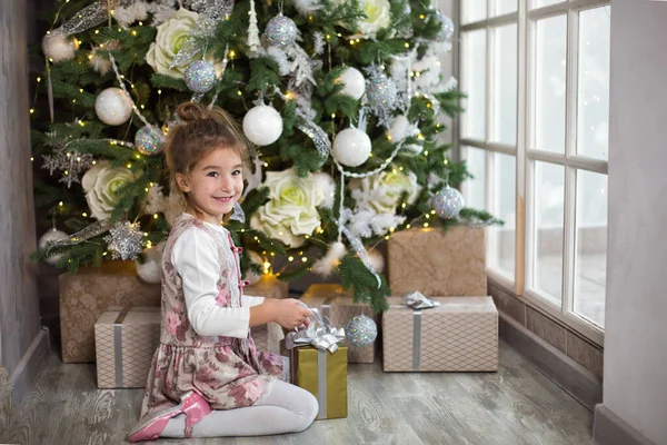 Klein Meisje Mooie Jurk Zit Onder Kerstboom Met Geschenkdoos Strik — Stockfoto