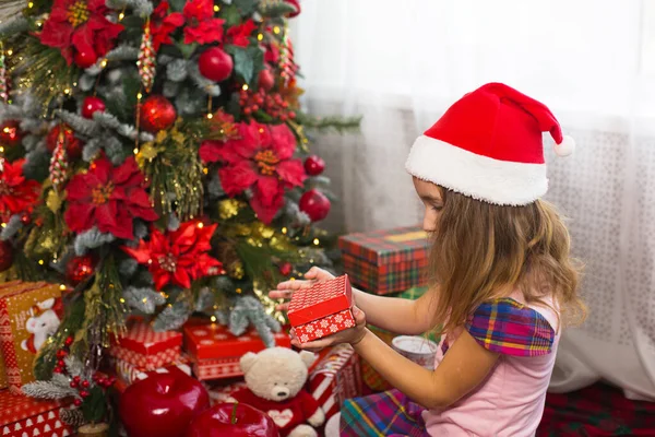 Klein Meisje Santa Hoed Opent Een Rode Doos Met Een — Stockfoto