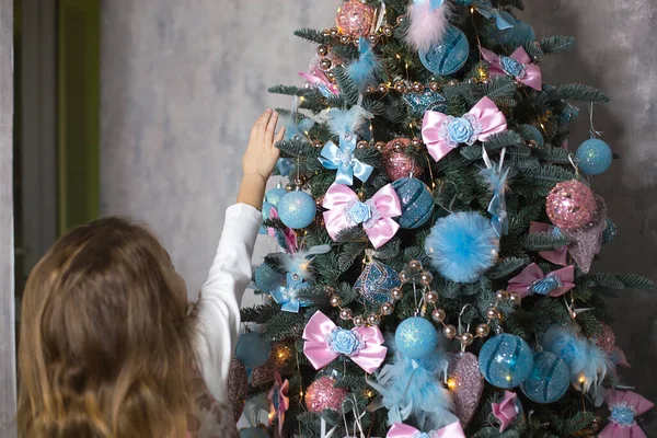 Une Petite Fille Attrape Jouet Arbre Noël Avec Main Décor — Photo