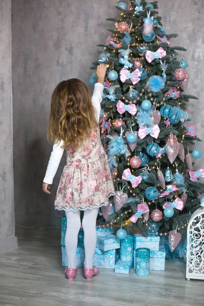Маленькая Девочка Тянется Рождественской Игрушке Своей Рукой Рождественский Декор Ожидание — стоковое фото