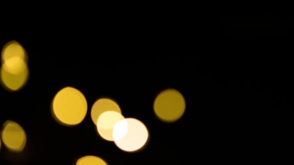 Gelbe Und Goldene Lichtergirlanden Verschwommen Auf Schwarzem Hintergrund Bokeh Der — Stockvideo