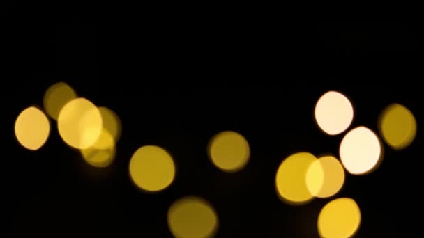 Gelbe Und Goldene Lichtergirlanden Verschwommen Auf Schwarzem Hintergrund Bokeh Der — Stockvideo