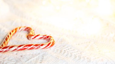 Noel şeker kamışı Noel Baba 'yı beyaz örgü battaniyeyle kalp şeklinde çizdi. Aşkın sembolü, sevdiğine bir hediye, tatlı bir ikram. Yeni yıl. Metin için boşluk