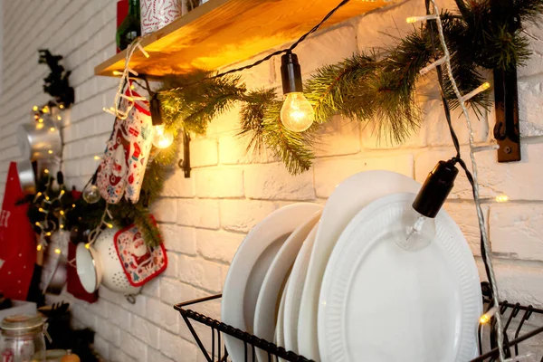 Wystrój Świąteczny Kuchni Przygotowuje Się Uroczystości Światła Girlandy Talerze Lampy — Zdjęcie stockowe