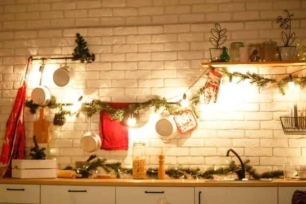 圣诞装饰在厨房 准备庆祝 白炽灯的灯 阁楼风格 圣诞树 厨房用具 新年前夕 圣诞节 住房内部 — 图库照片