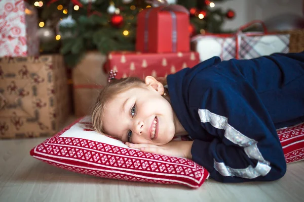 Een Klein Meisje Huiskleding Ligt Onder Kerstboom Naast Dozen Met — Stockfoto