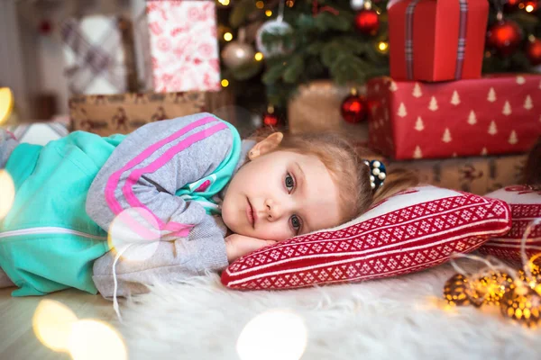 Een Klein Meisje Huiskleding Ligt Onder Kerstboom Naast Dozen Met — Stockfoto