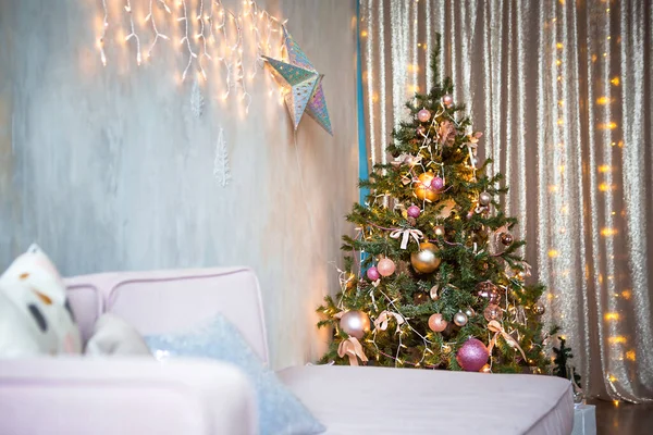 Dekorovaný Vánoční Stromek Obývacím Pokoji Pohovkou Přikrývkou Světly Girlandy Ložnice — Stock fotografie