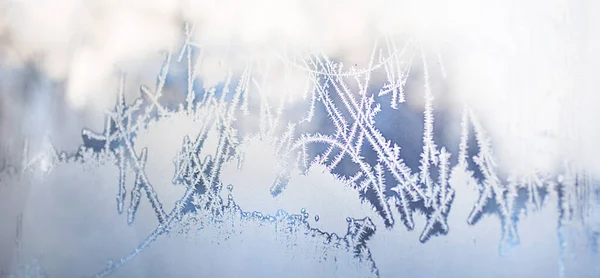 窓ガラスのフロストパターン 霜の日に青い色合いの白い霜 自然の装飾品 バナー テキストのスペース — ストック写真