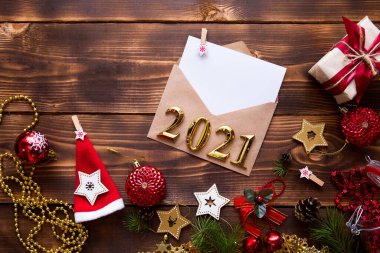 Noel Baba 'ya yazılmış 2021 numaralı mektup, Noel Baba' nın dilek listesi, yeni yıl rüyası, hediye. Düz konum, telif alanı