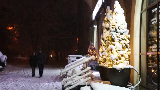 Nachtstad Sneeuw Met Kerstversiering Verliefd Stel Passeert Kerstboom Stoep Nachtwandeling — Stockvideo