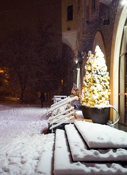 Night City Straat Sneeuw Kerstavond Met Kerstversiering Nieuwjaar Kerstboom Fonkelende — Stockfoto