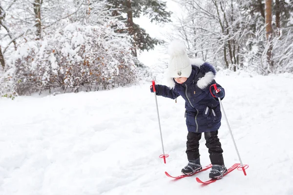 Детские Ноги Красных Пластиковых Лыжах Палками Проходят Через Снег Слайдов — стоковое фото