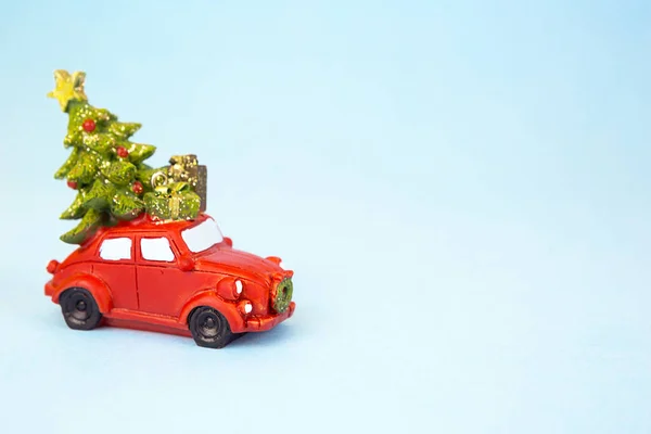 Wystrój Świąteczny Czerwony Samochód Retro Niesie Choinkę Pudełkami Dachu Zabawka — Zdjęcie stockowe