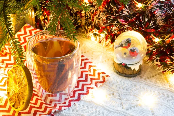 Przezroczysty Dwuścienny Szklany Kubek Gorącą Herbatą Cynamonem Stole Bożonarodzeniowym Wystrojem — Zdjęcie stockowe