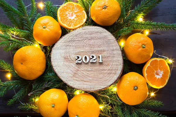 Fondo Vacaciones Año Nuevo Corte Redondo Árbol Rodeado Mandarinas Ramas — Foto de Stock