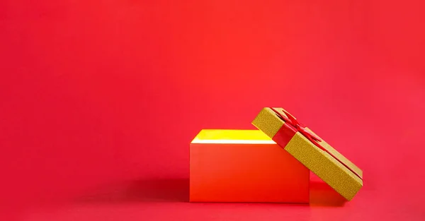 Open Rode Geschenkdoos Met Een Strik Met Een Gouden Gloed — Stockfoto