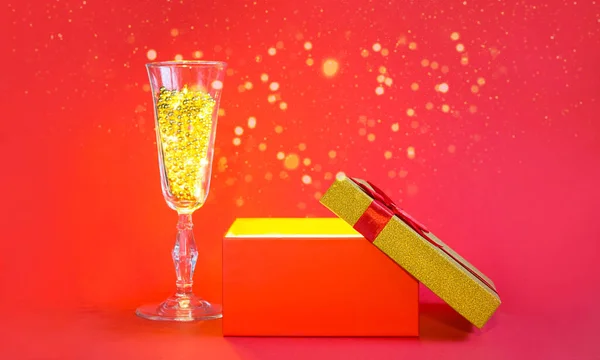 Çinde Altın Parıltı Parıltı Olan Kırmızı Hediye Kutusunu Şampanya Kadehi — Stok fotoğraf