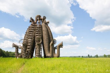 Rusya, Kaluga, 24 Haziran 2020. Nikola Lenivets Archstoyanie 'de sanat eserleri festivali. Beaubourg 'da. Doğal malzemelerden, dallardan, yaratıcı mimariden oluşan yaratıcı bir yapı.