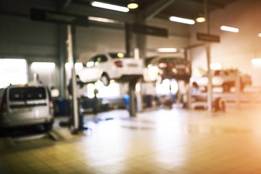 Fosforlu araba tamir servisi, endüstriyel arka plan. Asansörlerdeki arabalar, ulaşım servis alanı. Boşluğu kopyala