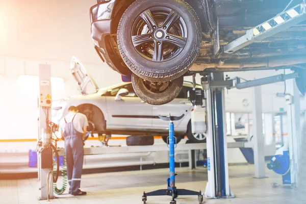 Auto Wordt Opgetild Voor Reparatie Een Lift Een Tankstation Een — Stockfoto